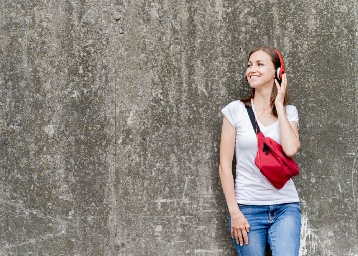 How to wear a fanny pack with different clothes